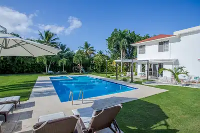 Villa Los Lagos, Spacious Family Priate Patio w/Bbq and close to Minitas Beach