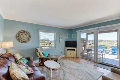 Image de Oceanfront | Spacious Deck | Beautiful Views | Seagate Condo