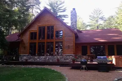 Image de Custom Log Vacation Home on Beautiful Lake