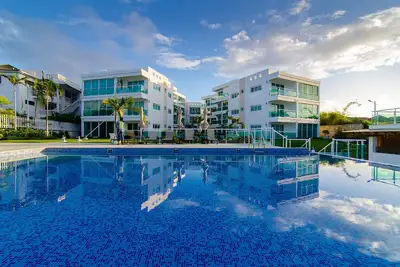 Image de Top-floor 3bd apt on sandy beach, A/C, Wifi, cable Tv, pool, very quiet!
