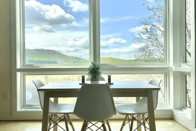 Image de Greensview Apt | 2 Bedroom, 2 Bath - Beautiful views!
