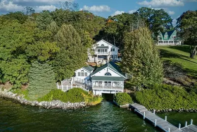 Image de Brand New Custom Built Home On Lake Delevan's Northshore |Waterfront |Elevated Lake View Balcony