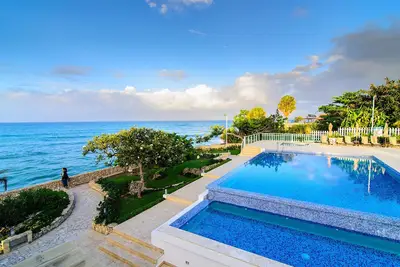 Image de Feet in the water… Luxury 3-Bedroom Condo on Sandy Beach with Pool