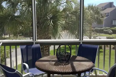 Image de Bright end unit w/screened porch. Gated, 2 pools + pickleball. Beach gear Incl.