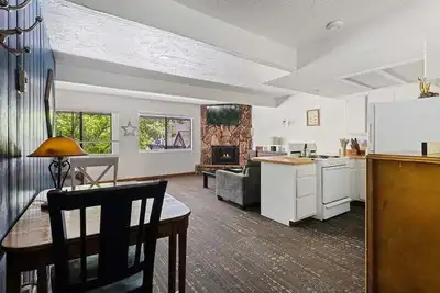 Image de Village Suites Inn. Brown Bear, Perfect Location in the Village, fully equipped upstairs unit.
