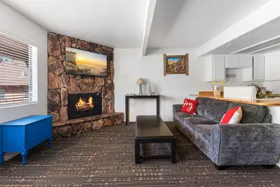 Image de Village Suites Inn. Kodiak Bear, Perfect Location in the Village, fully equipped upstairs unit.
