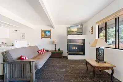 Image de Village Suites Inn. Grizzly Bear, Perfect Location in the Village, fully equipped upstairs unit.