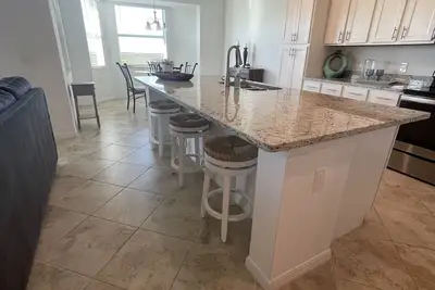 Image de New Golf and country club. Stunning 2b 2bath, top floor corner unit\/water view