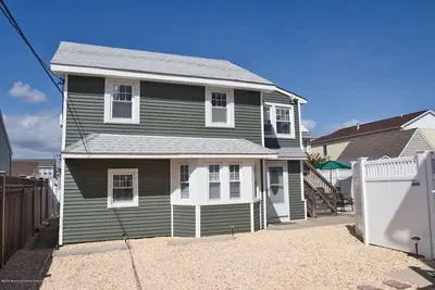 Image de New Lavallette Home Steps from Beach! Sleeps 11, 4 Br 2 Ba, Beach Tags included