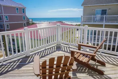 Image de Enjoy the beach vibe from your decks, community Pool!