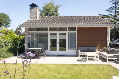 Image de Cette maison de vacances romantique est située au milieu du parc calme et verdoyant De Toekomst, au milieu du Kop van Goeree, point de départ de promenades et de randonnées à vélo dans toutes les directions depuis Goeree Overflakkee et à 10 minutes à v.
