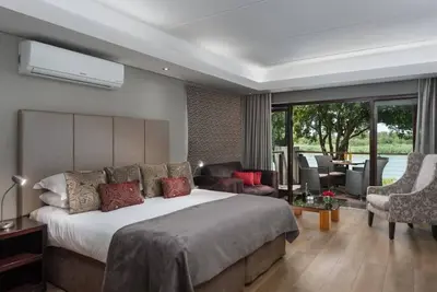 Image de River Place Manor - Chambre double supérieure avec vue sur la piscine