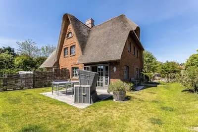 Image de The spacious layout over two levels quickly makes you feel at home,