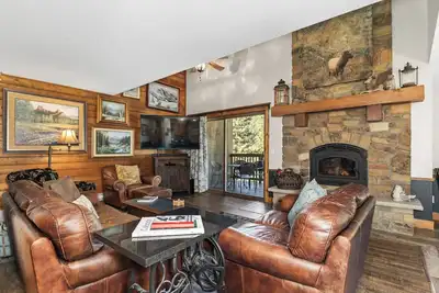 Image de Deck with Views & Gas Grill - Renovated Luxurious Townhome on Burgess Creek