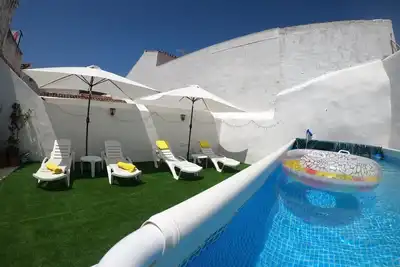 Image de Maison avec piscine privée et patio avec solarium au coeur du village