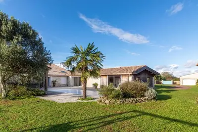 Image de Maison de charme au calme avec piscine à proximité de la côte