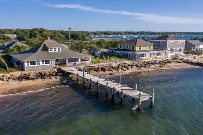 Image de Spectacular Classic Waterfront Cottage