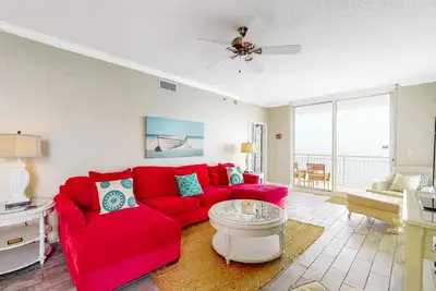 Image de 13th-floor condo with amazing views, pools, gym & beach access