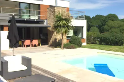 Image de Maison contemporaine avec piscine, jaccuzzi et salle de sport.