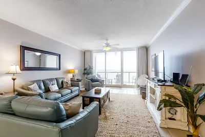 Image de Oceanfront High-Rise Condo W/ 180 Degree, Unobstructed Ocean View & Shared Pool