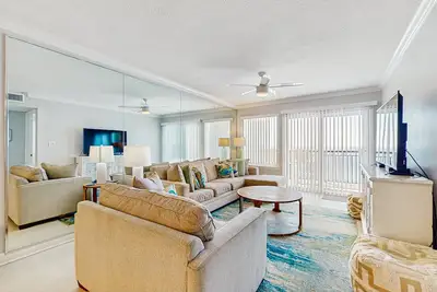 Image de Platinum penthouse with balcony views, pool, tennis court & beach access