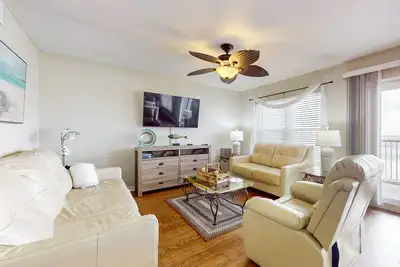 Image de Cozy oceanfront condo with ocean view, pool access, washer/dryer, and central Ac
