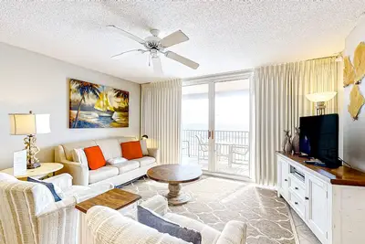 Image de Cozy beachfront condo with beach service, pool & hot tub -near shopping & dining