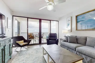 Image de Spacious fourth-floor condo - Complimentary Beach Service