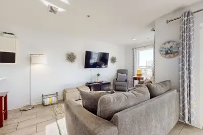 Image de Condo only steps from the beach with Complimentary Beach Service