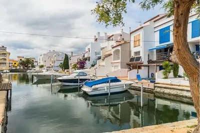 Image de Maison avec vue sur le canal principal et excellent emplacement. Plage, restaurant