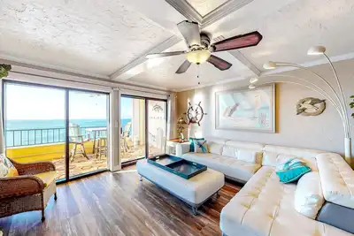 Image de 7th-floor, nautical-themed condo with Gulf-front views, steps to beach