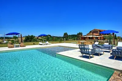 Image de Belle maison de vacances privée avec bain à remous, climatisation, piscine privée, Wifi, patio