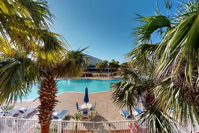 Image de 2nd-floor condo with partial Gulf view & beach service - near shopping/dining