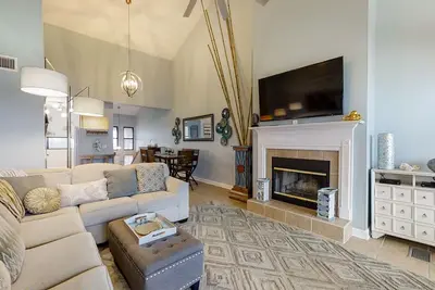Image de Beachfront condo with pool, central Ac, & washer/dryer - snowbirds welcome