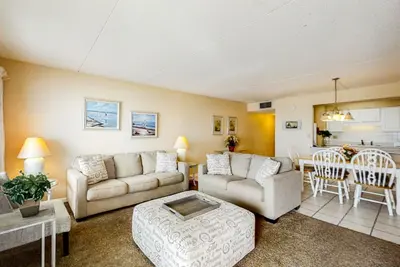 Image de Updated beachfront condo with beach setup - quick drive to entertainment