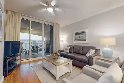 Image de Modern Gulf-front condo with pools - close to activities, shops, and restaurants