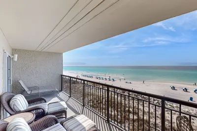 Image de Bright, beachfront condo with beach service included - quick walk to dining