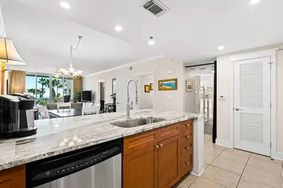 Image de Second floor bright & Spacious condo with resort amenities, ocean views, & W/D
