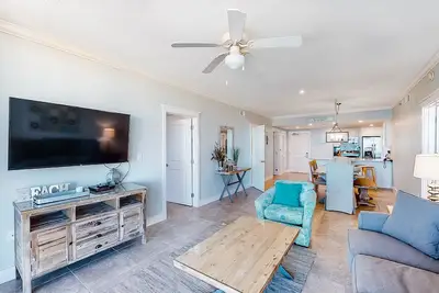Image de Spacious Rental W/ Views Of The Gulf, Beach Service, Walk To Restaurants