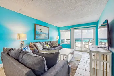 Image de Comfortable beachfront condo with beach setup - quick drive to dining