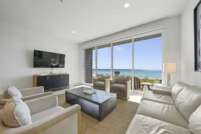 Image de Esmeralda - Pet-Friendly Beachfront with Ocean Views, Rooftop Private Pool & Movie Theater