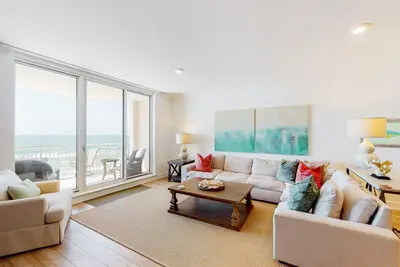 Image de Comfortable, 6th-floor beachfront condo within walking distance to dining