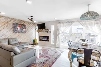 Image de Fantastic home with partial Gulf view, deck, grill, hammock, outdoor shower