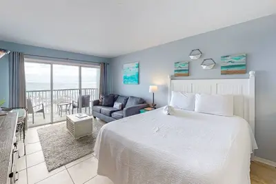 Image de Cozy beachfront condo, beach setup included, pool, quick drive to dining