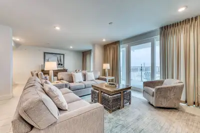 Image de Gulf-front condo with pools and seasonal beach service in a gated community