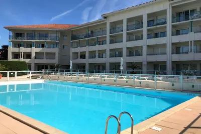 Image de 4 personnes 2 pièces, terrasse, residence avec piscine - golf mer surf E