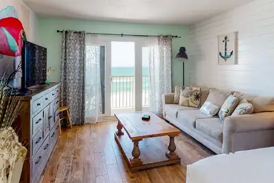 Image de Modern oceanfront studio w/ pool access, central Ac, and beach service