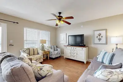 Image de Third floor oceanfront condo w/ ocean view, pool access, and central Ac