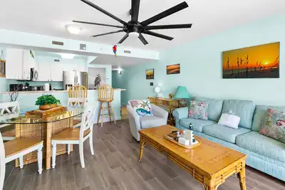 Image de 4th Floor Spacious Gulf Front Condo w/ Beach Service Included, Near Dining