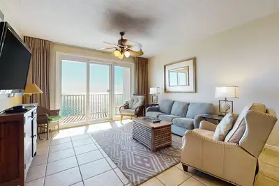 Image de Picture-perfect 13th-floor condo with panoramic Gulf views & waterfront pool